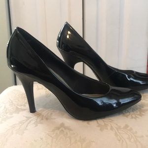 Black patent leather pumps 🖤